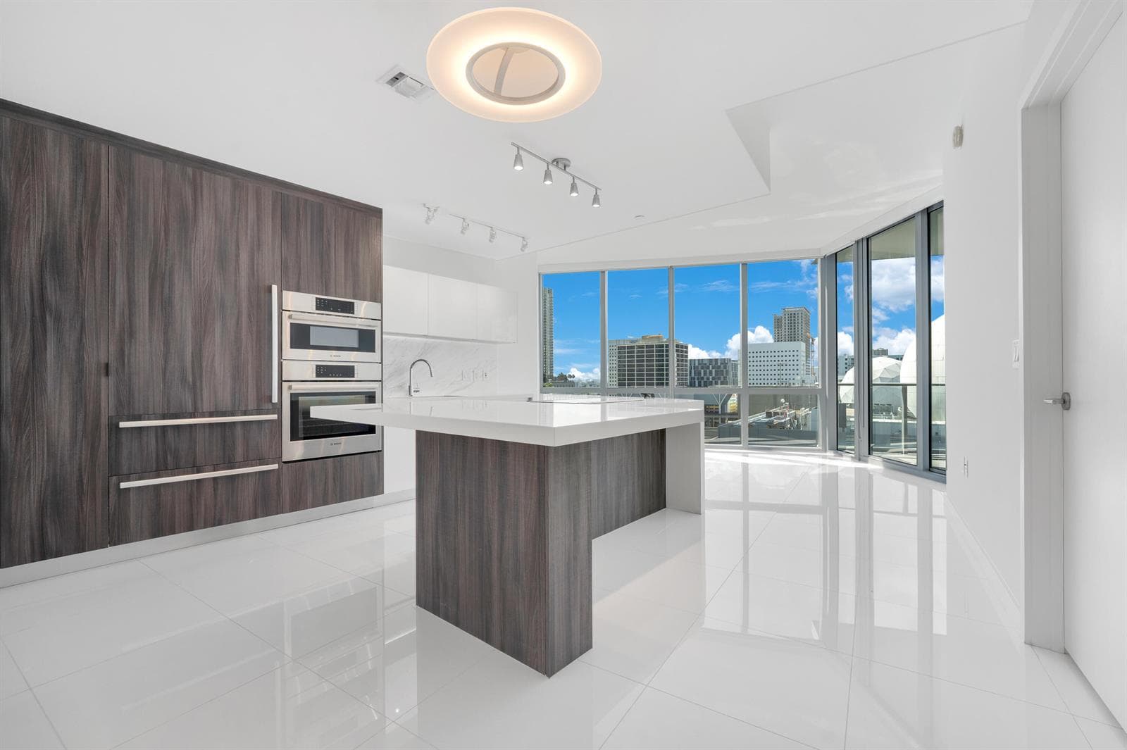 Paramount Miami Worldcenter Unit 1110 condo rented at 851 NE 1st Avenue # 1110, Miami FL 33132